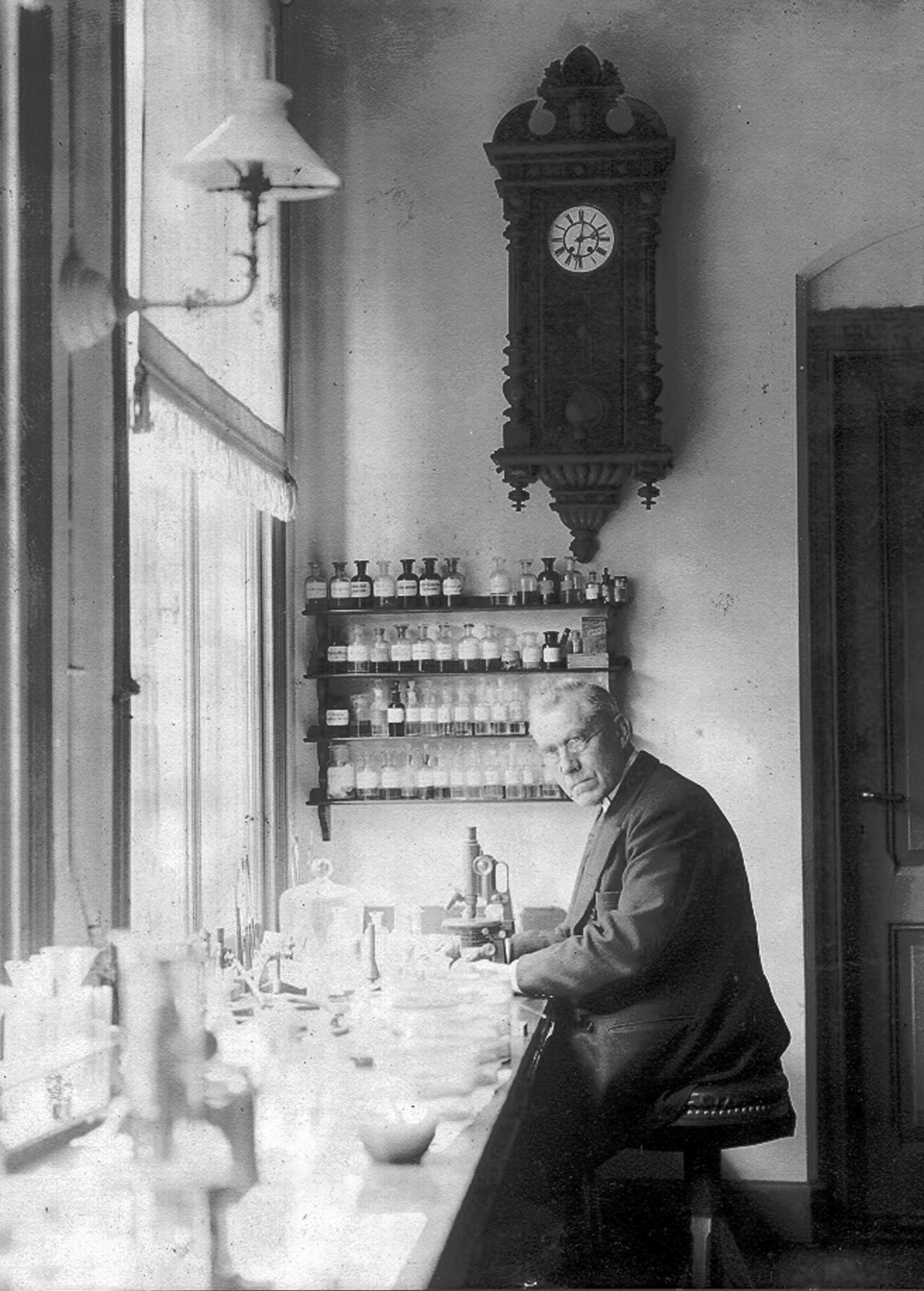 afbeelding (zwart/wit) Martinius Beijerinck in zijn lab